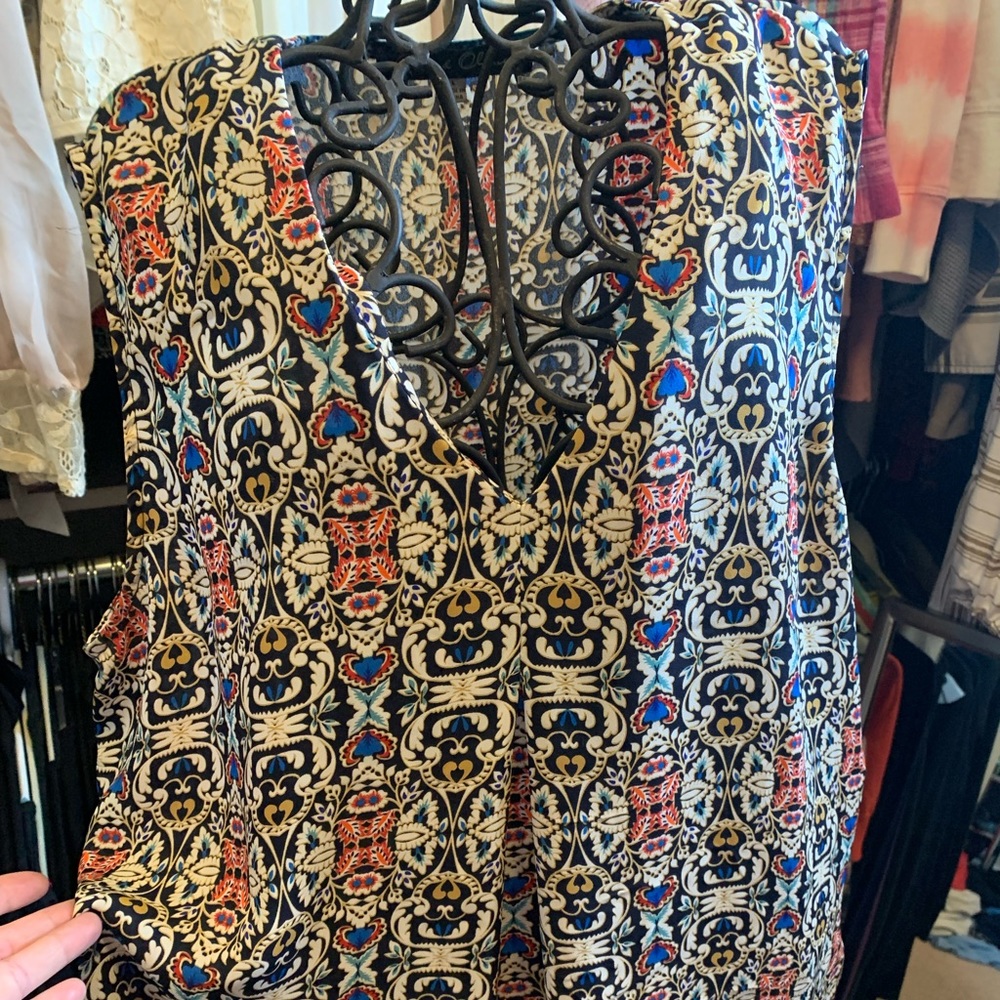 Flowy sleevless tunic top.
